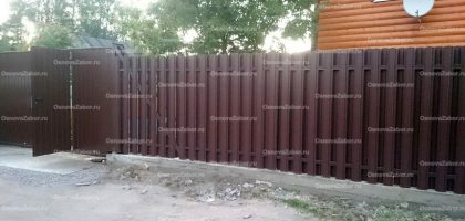 Забор из металлического штакетника