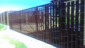 Распашные ворота из металлического штакетника