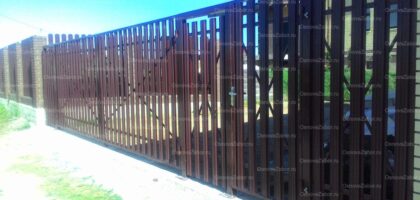 Распашные ворота из металлического штакетника