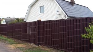 Забор из металлического штакетника снт Северная Самарка на винтовых сваях