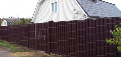 Забор из металлического штакетника снт Северная Самарка на винтовых сваях