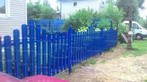 Забор из металлического штакетника "елочка"