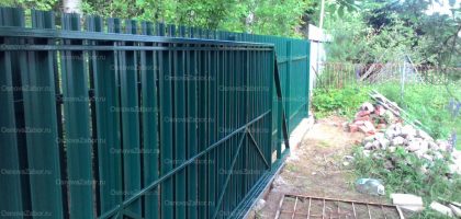 Забор с откатными воротами и калиткой из металлического штакетника