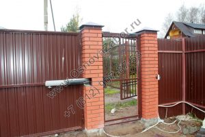 Ворота распашные с автоматикой электромеханический замок на калитку фото
