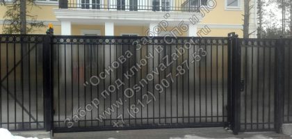 Кованный забор с поликарбонатом