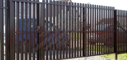 Комбинированный забор из металлического штакетника и сетки гиттер
