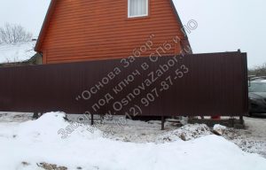 Забор из профнастила на винтовых сваях, с двумя откатными воротами