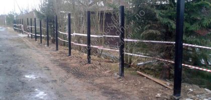 Монтаж забора на комбинированную винтовую сваю