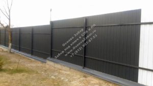 Забор из профнастила в темно-серый на ленточном фундаменте