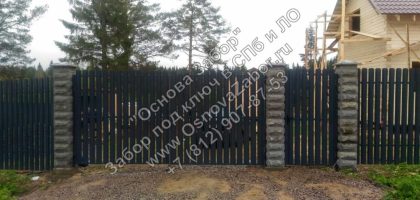 Забор из металлического штакетника в темно-сером цвете со столбами из наборных блоков