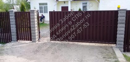 Забор из металлического штакетника со столбами из наборных блоков