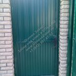 Калитка из профнастила с кирпичными столбами