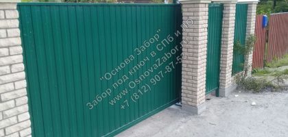 Строительство забора с кирпичными столбами из рванного кирпича Откатные ворота с кирпичными столбами