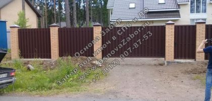 Забор с кирпичными столбами цвет соломенный