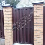 Калитка из евроштакетника с замком с ручками