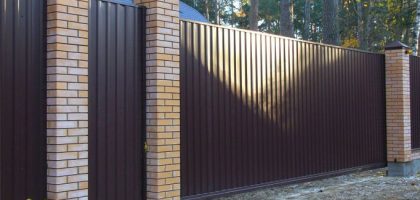 Забор на ленточном фундаменте из профнастила Волосово, столбы из кирпича