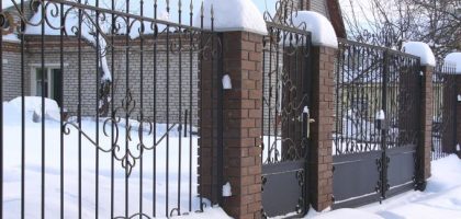 Забор из сварных секций Левашово на ленточном фундаменте, столбы из кирпича