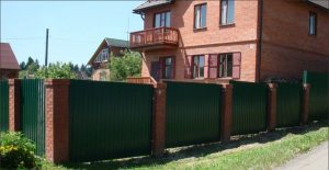 Демонтаж деревянного забора Красное Село, установка забора из профнастила, столбы из кирпича