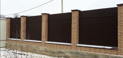 Забор на ленточном фундаменте Рябово из профнастила, столбы из декоративного кирпича