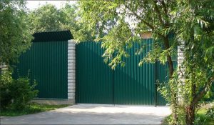 Забор на ленточном фундаменте из профнастила, столбы из наборных блоков Павлово