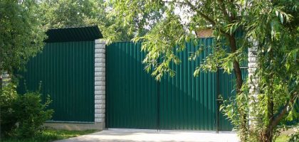 Забор на ленточном фундаменте из профнастила, столбы из наборных блоков Павлово