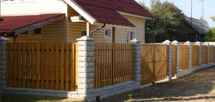 Забор на ленточном фундаменте из деревянного штакетника, столбы из декоративных блоков Пески
