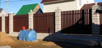 Забор из профнастила на ленточном фундаменте, столбы из бетонных блоков Керро