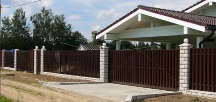 Забор на ленточном фундаменте из евроштакетника, столбы из блоков Лебяжье