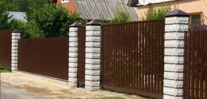 Забор на ленточном фундаменте из металлического штакетника, столбы из наборных блоков Рощино — Забор на ленточном фундаменте Рощино СПб