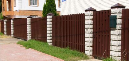 Забор из металлического штакетника в Песочное