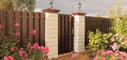 Забор на ленточном фундаменте из металлического штакетника, столбы из декоративных блоков Ропша