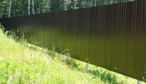 Установка забора из профнастила Стеклянный