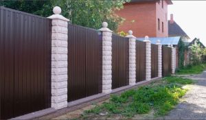 Забор из профнастила Петергоф на ленточном фундаменте, столбы из декоративных блоков