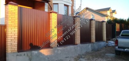 Забор с кирпичными столбами-4