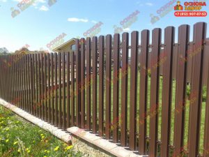 Установка забора из металлического штакетника