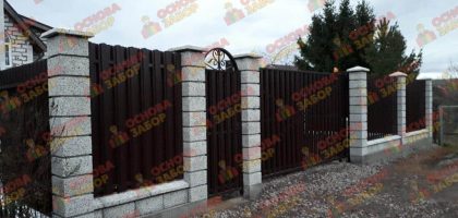 Забор из евроштакетника со столбами из мраморной крошки Сестрорецк