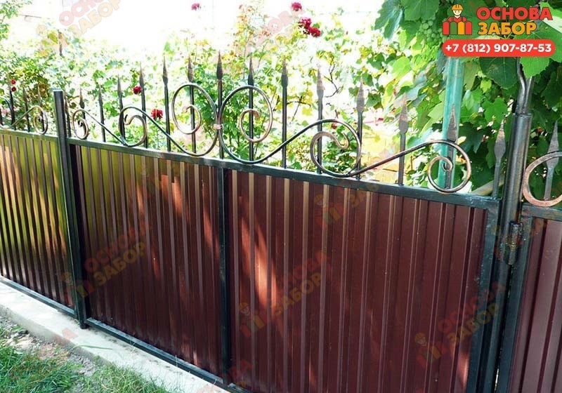 забор из профнастила в каркасе с кованными элементами Забор из профнастила в каркасе с кованными элементами