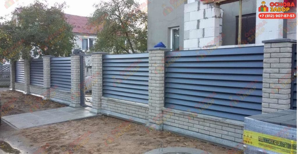 Забор жалюзи со столбами из рваного кирпича забор жалюзи со столбами из рваного кирпича