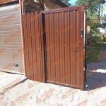 Забор из фигурного профнастила с откатными воротами Ропша