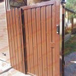 Забор из фигурного профнастила с откатными воротами Ропша