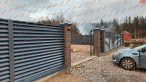 ламели жалюзи с кирпичными столбами