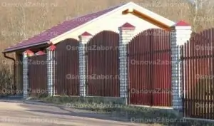 Забор из металлического штакетника на кирпичных столбах
