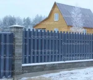 Забор из металлического штакетника на ленточном фундаменте с кирпичными столбами