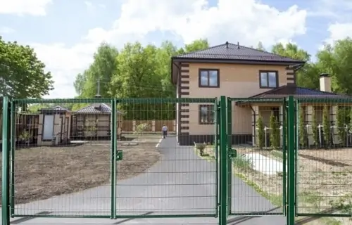Ворота распашные и рядом стоящая калитка с заполнением сетка гиттер фото  OsnovaZaborru