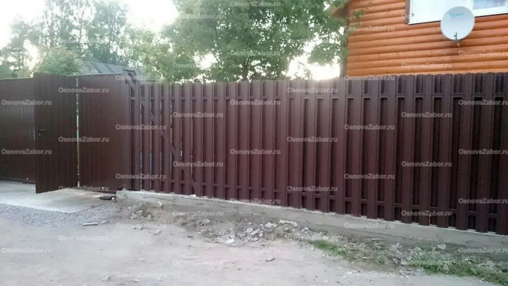 Забор из металлического штакетника фото  OsnovaZaborru