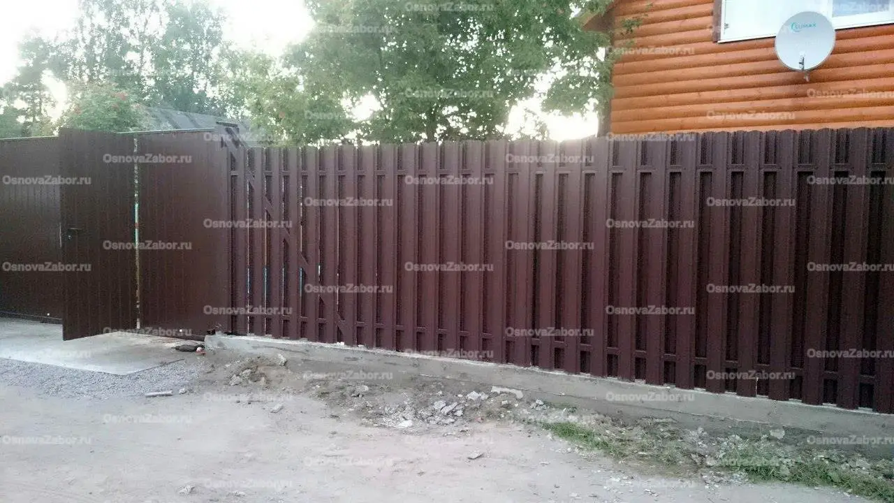 Забор из металлического штакетника фото  OsnovaZaborru