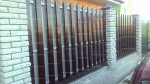 Забор из металлического штакетника с кирпичными столбами фото  OsnovaZaborru