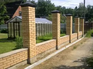 zabor s kirpichnimi stolbami  
