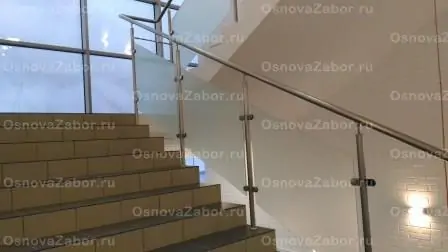 Монтаж лестничного ограждения в бизнесс центре фото  OsnovaZaborru