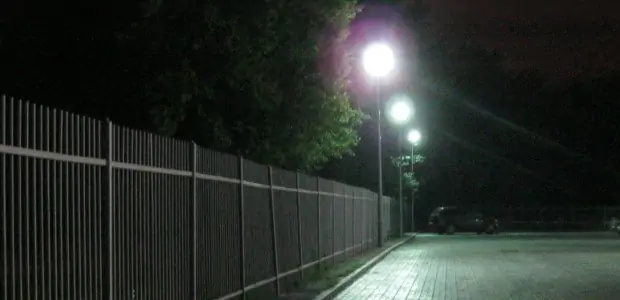 Фонари для забора на даче или производстве фото 2025 OsnovaZaborru Охранный свет